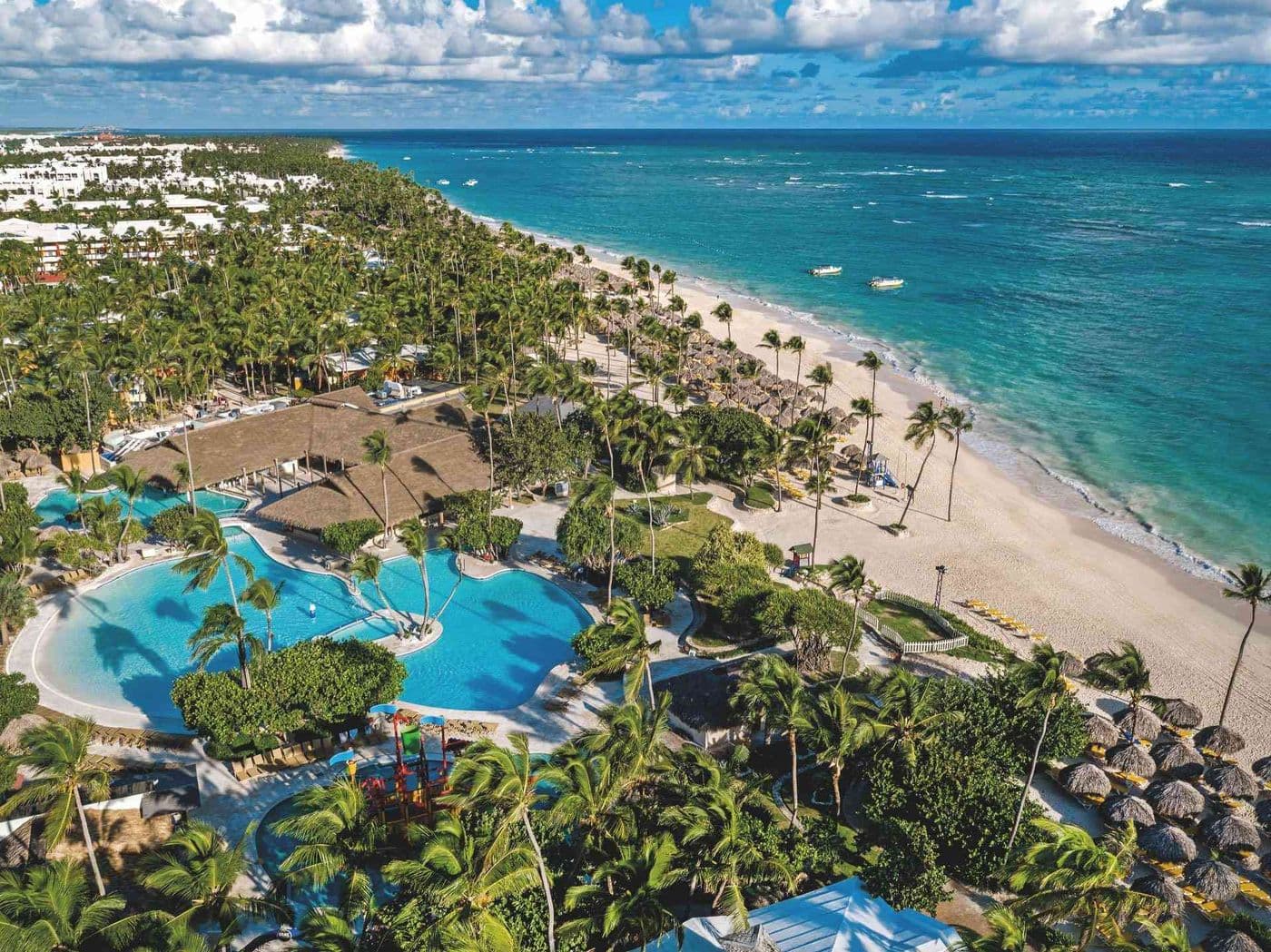 Das Hotel Ibero Star Selection Bavaro direkt am Meer gelegen als Luftaufnahme